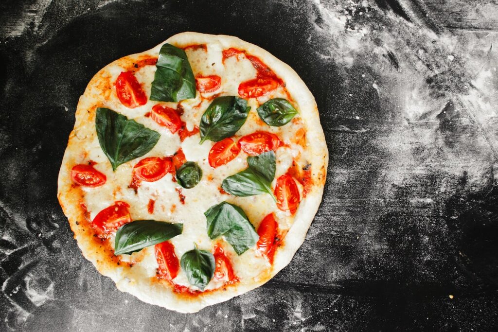 L’HISTOIRE DE LA PIZZA,LES ORIGINES DE LA PIZZA,d'où vient la pizza,LA PIZZA PATRIMOINE DE L’UNESCO,LA PIZZA DANS LA PRÉHISTOIRE,LES PREMIÈRES TRACES DE LA PIZZA,comment est née la pizza,LA PREMIÈRE PIZZA,la pizza a Naples,D'OÙ VIENT LE NOM PIZZA,LA PIZZA NAPOLITAINE,LA TOMATE SUR LA PIZZA,LA NAISSANCE DE LA PIZZA MARGHERITA,pizza margherita,POURQUOI LA PIZZA MARGHERITA S’APPELLE AINSI,LA PIZZA A LA CONQUÊTE DU MONDE,pourquoi pizza margherita,pourquoi pizza ronde,comment pizza,qu'est ce que la pizza napolitaine,qu'est ce que la pizza