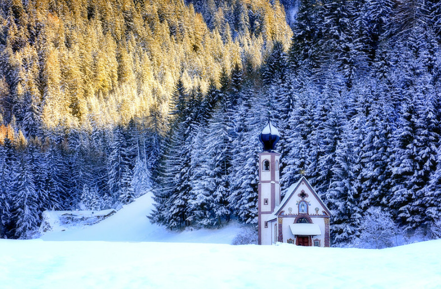 Val di Funes, Dolomites, petite église sous la neige