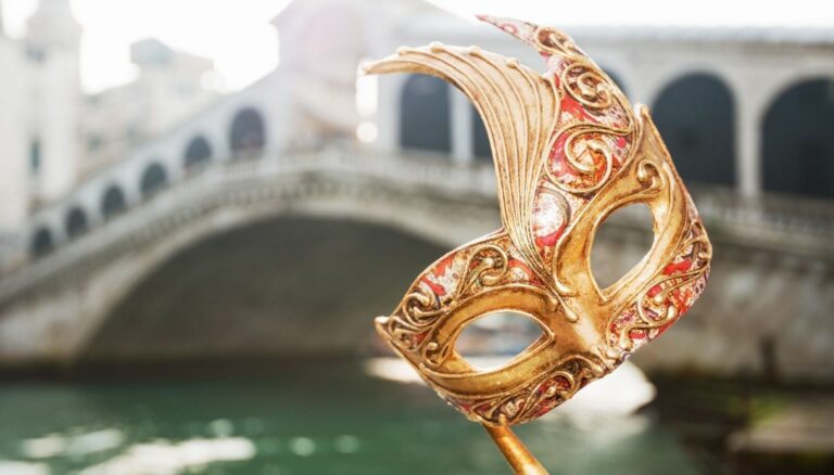 Masque dorée carnaval de venise et le ponte de rialto au fond