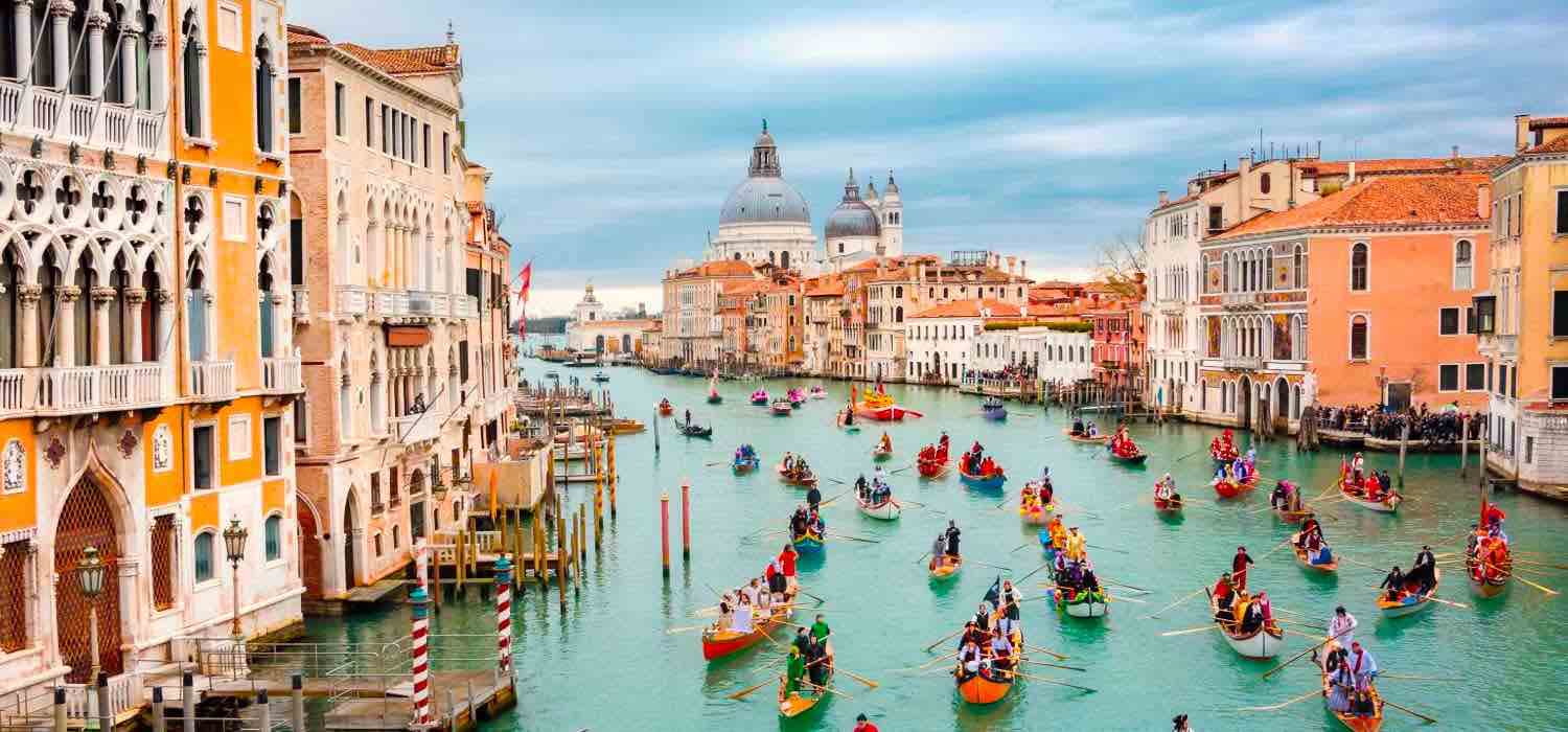 Défilé traditionnel sur l'eau Grand Canal