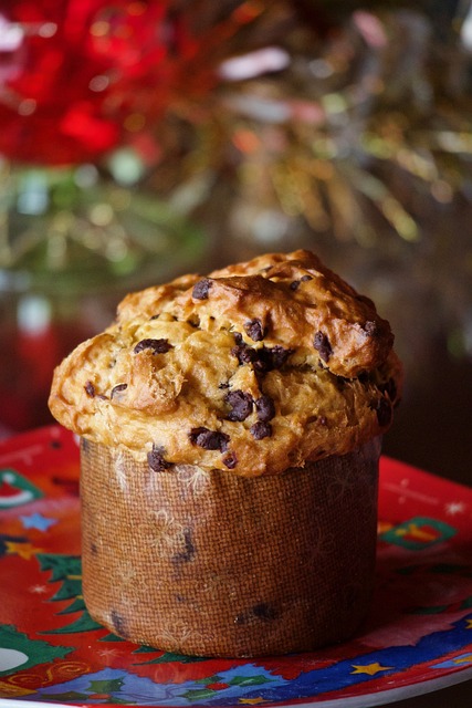 Panettone italien de Noël, décoré de fruits confits et de raisins secs