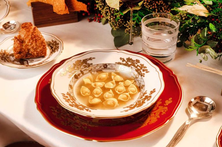 Tortellini en brodo, plat de Noël italien typique de l’Émilie-Romagne